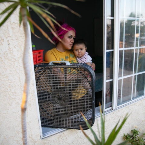 Across the U.S., many individuals live in household without air conditioning, including Karen Tapia and her daughter Jessalyn in Los Angeles. Credit: Jason Armond / Los Angeles Times via Getty Images
